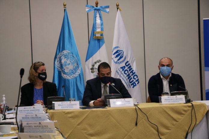 Carlos Francisco Molina Secretario de SBS, Kelly T. Clements, Alta Comisionada Adjunta de las Naciones Unidas para los Refugiados (ACNUR) y Eduardo Hernández, viceministro de Relaciones Exteriores