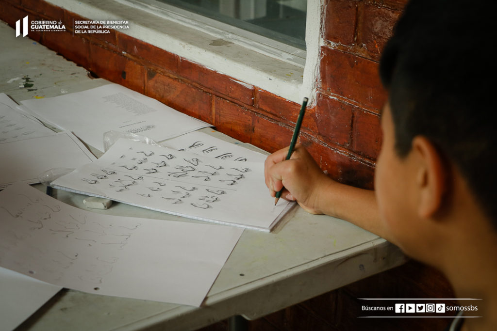 Otros adolescentes reciben apoyo de instituciones locales para estudiar.