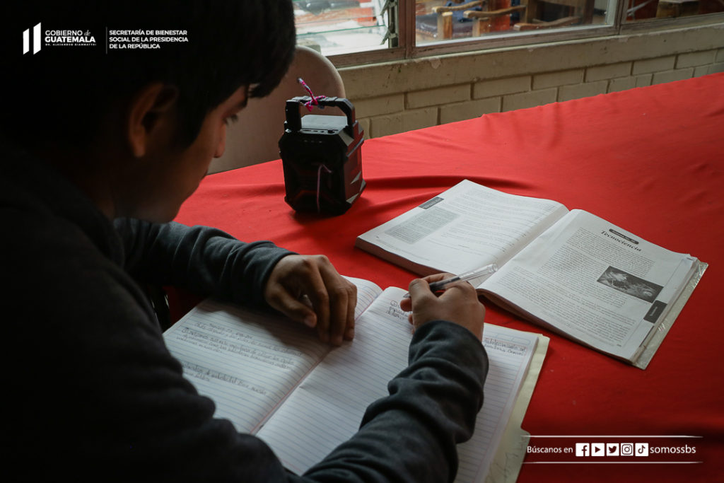 En las modalidades flexibles se trabaja con apoyo de educadores.