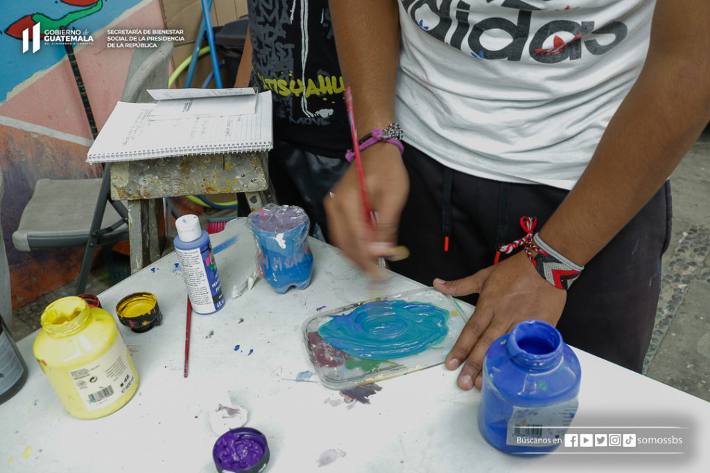 Uno de los temas que han aprendido en el taller de arte es la teoría del color.