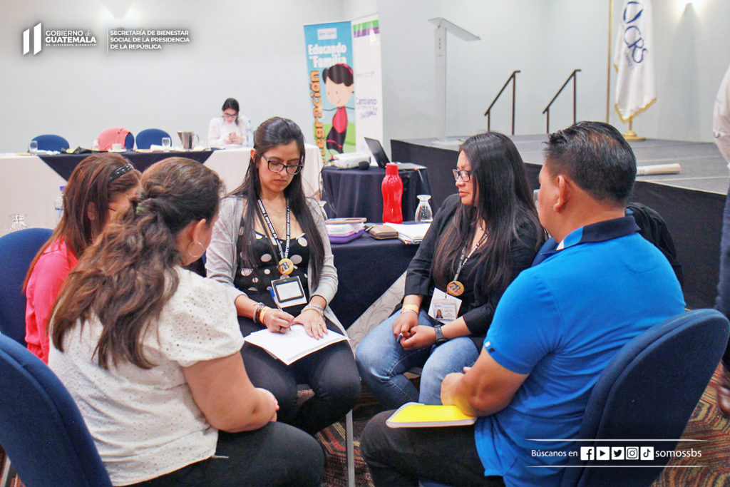 Acreditación de Educando en Familia a Directoras CAI 12 - Cintillo