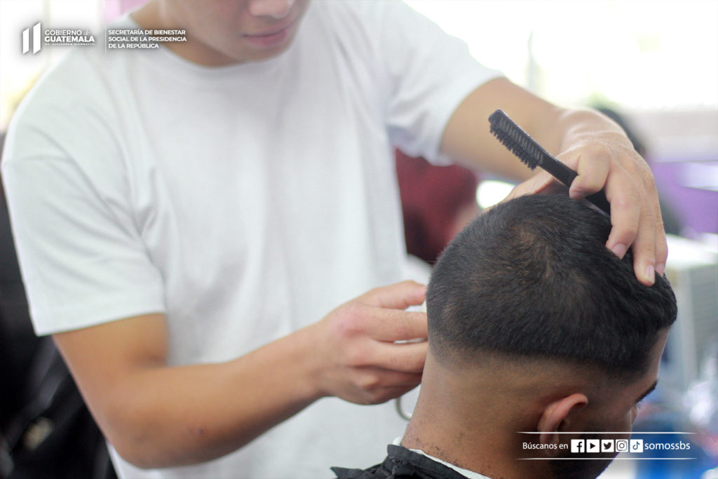 Curso de barbería recibe herramientas del PMA - 2 - Con cintillo