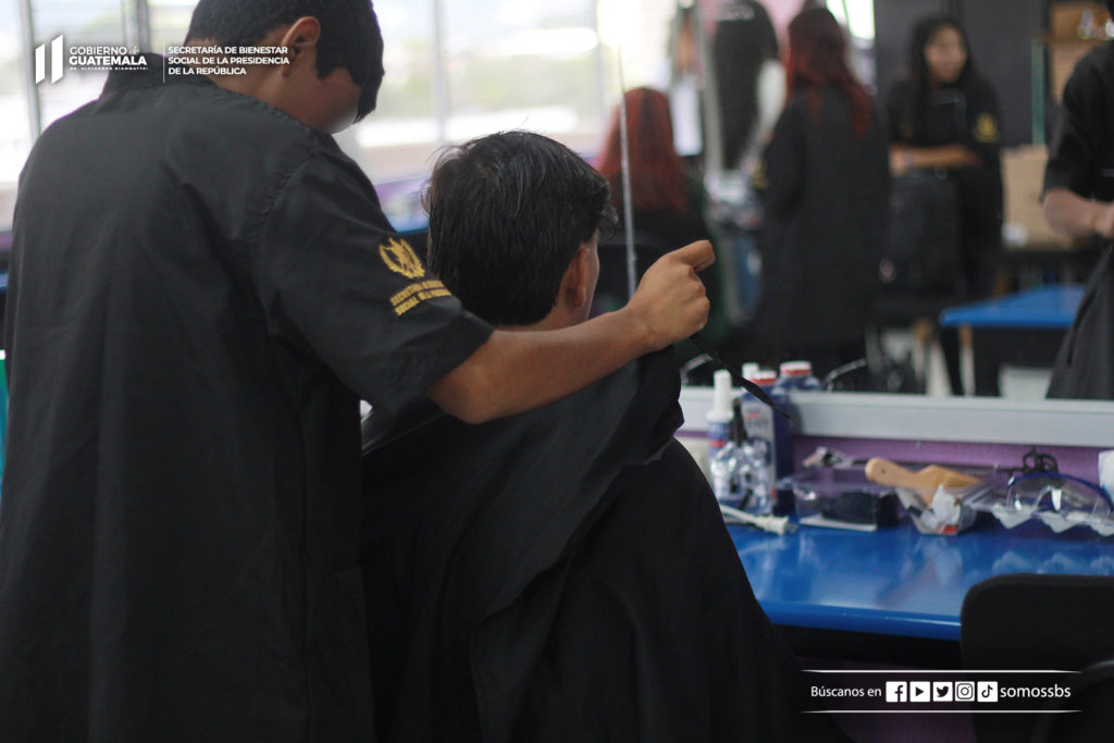 Curso de barbería recibe herramientas del PMA - 8 - Con cintillo